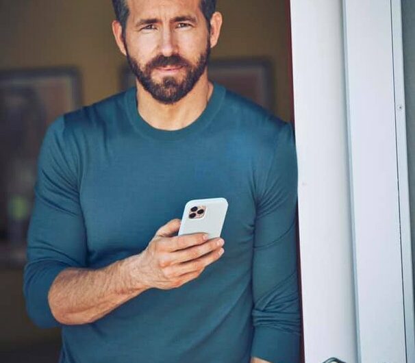 Behind the Scenes: The Unexpected Phone Call that Altered Ryan Reynolds’s Career Trajectory
